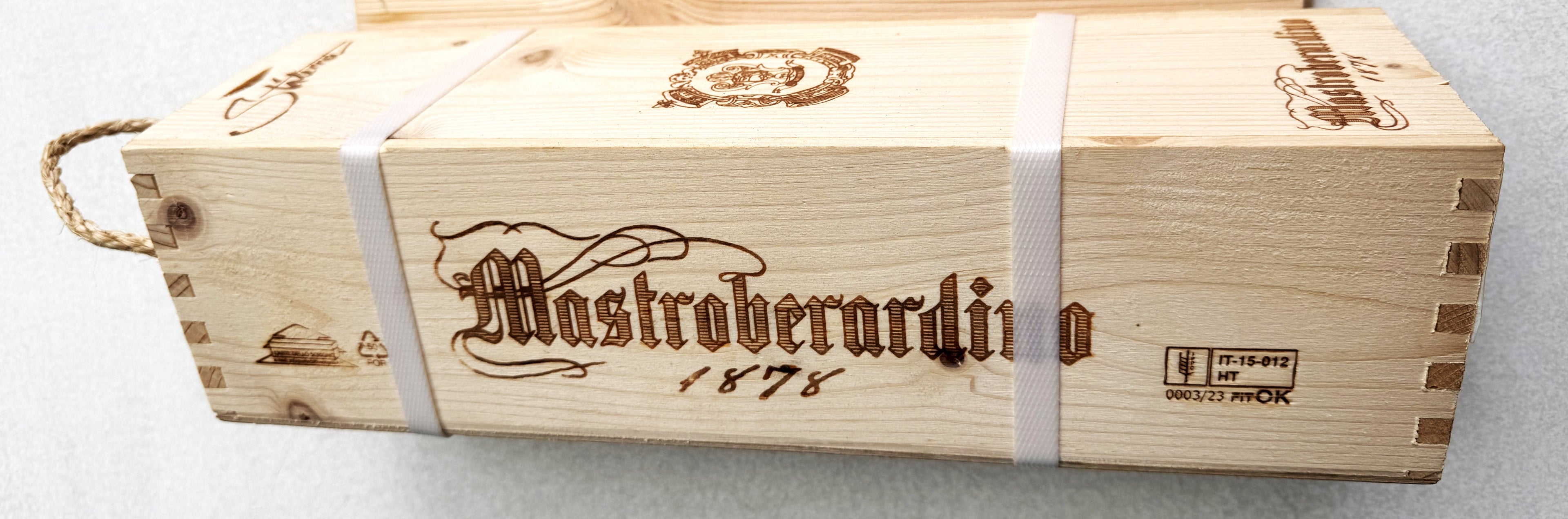Taurasi Stilema reserva 2016 DOCG Caja única en Madera Mastroberardino